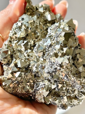ペルー産　レア‼️8面体結晶巨大パイライトクラスター