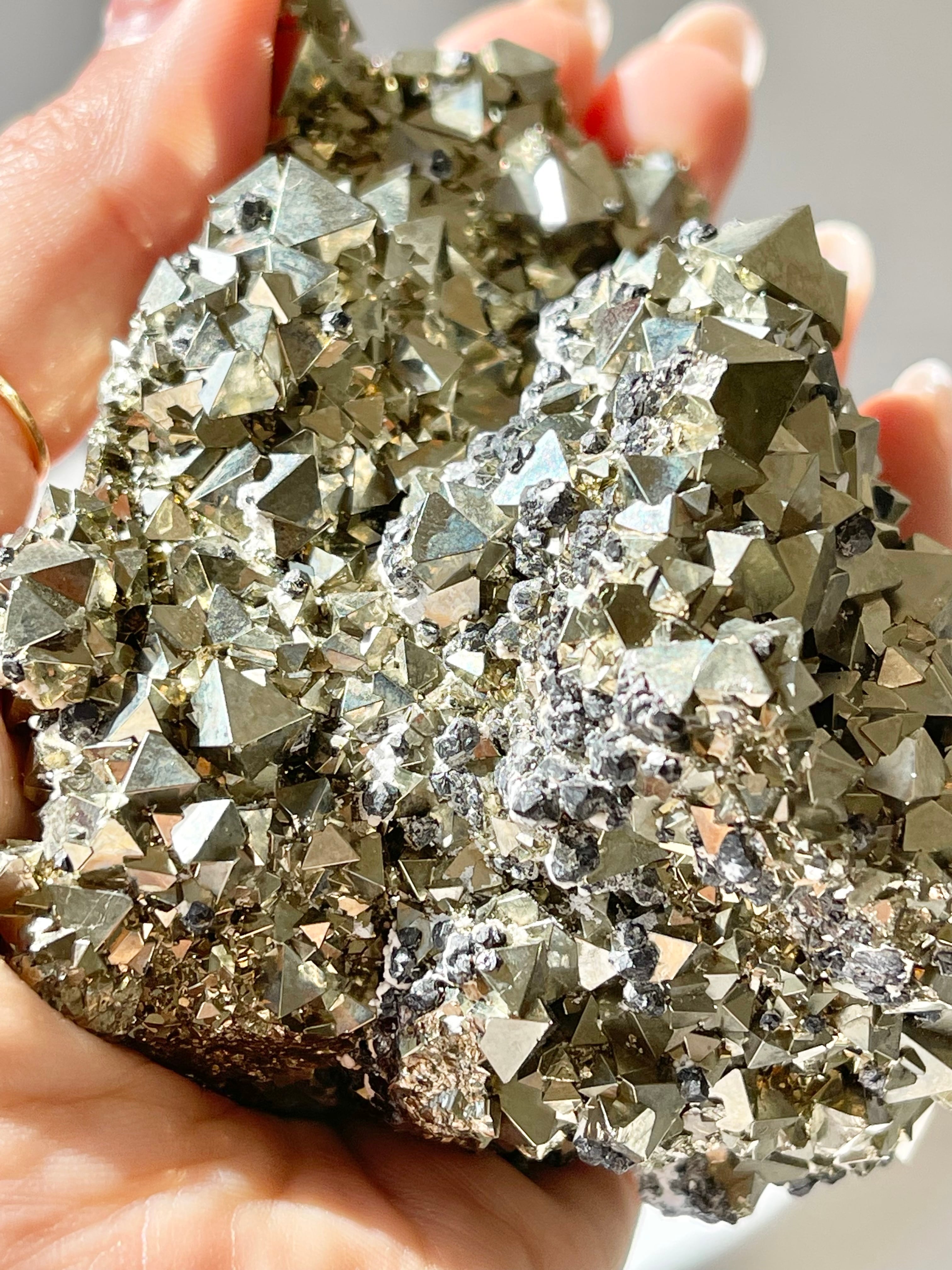 ペルー産　レア‼️8面体結晶巨大パイライトクラスター