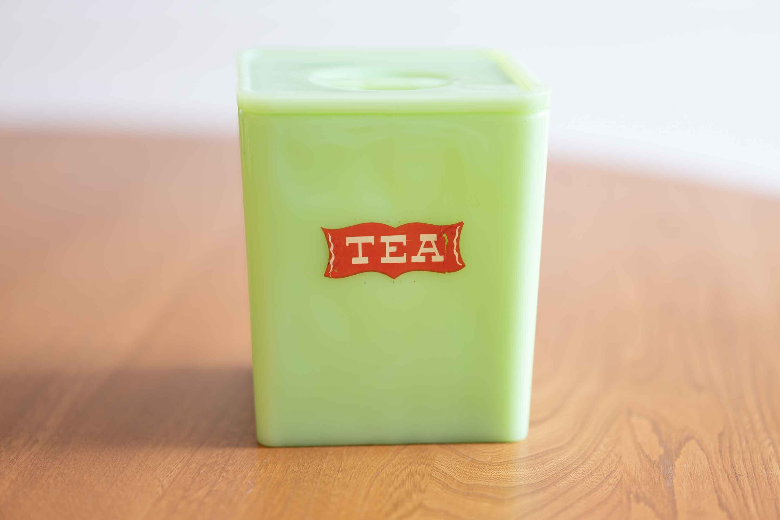 ジャネット社製 ライトジェード 48ozスクェアキャニスター レアな赤いラベルにTEA の文字です。