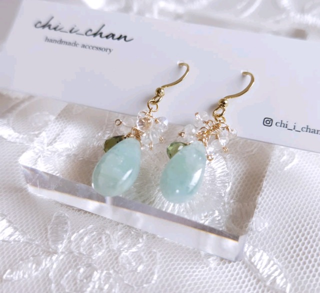 虹入りアクアマリンと煌めくブルーシラーの贅沢ピアス 天然石アクセサリー［CHI-150］