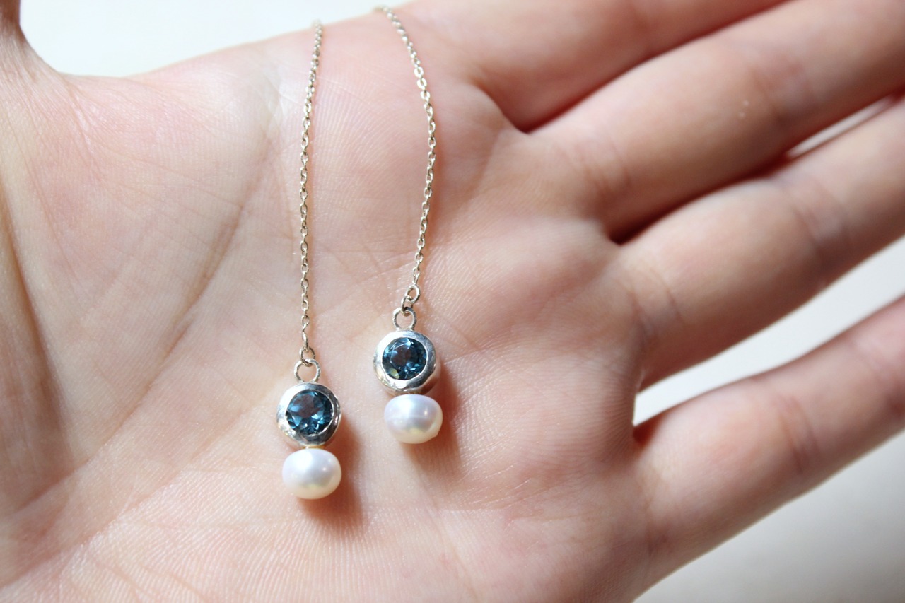 ロンドンブルートパーズと淡水パールのピアス　11月の誕生石