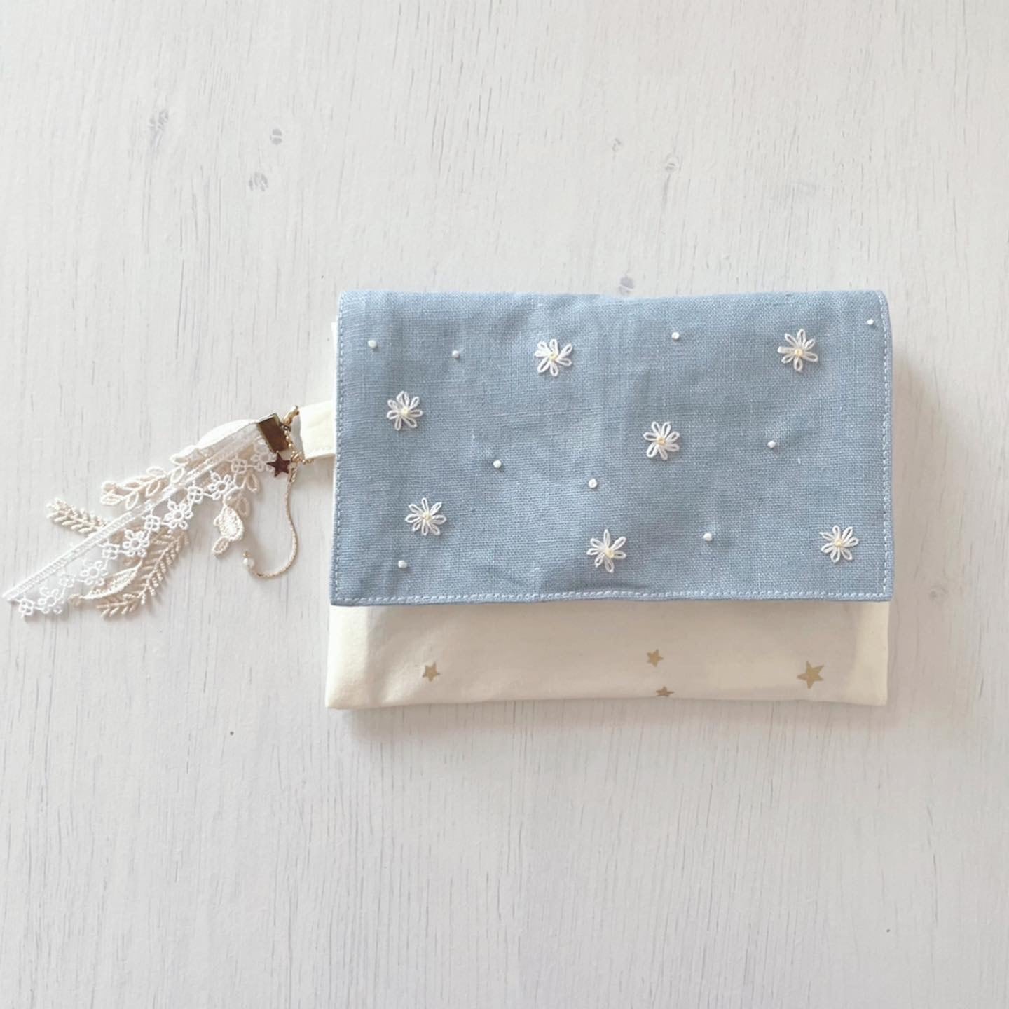 刺繍マルチポーチ（くすみブルーの小花柄とお星様） | ripo☆ かわいい