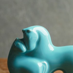 グリーンが美しい、幸せな親子の馬 2