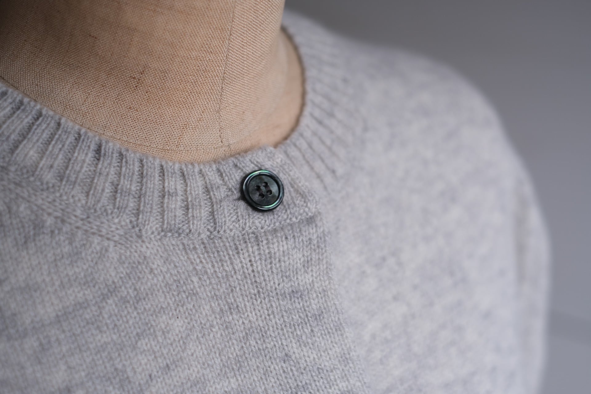 ANSPINNEN／カシミヤクルーネックカーディガン | nishinohara online