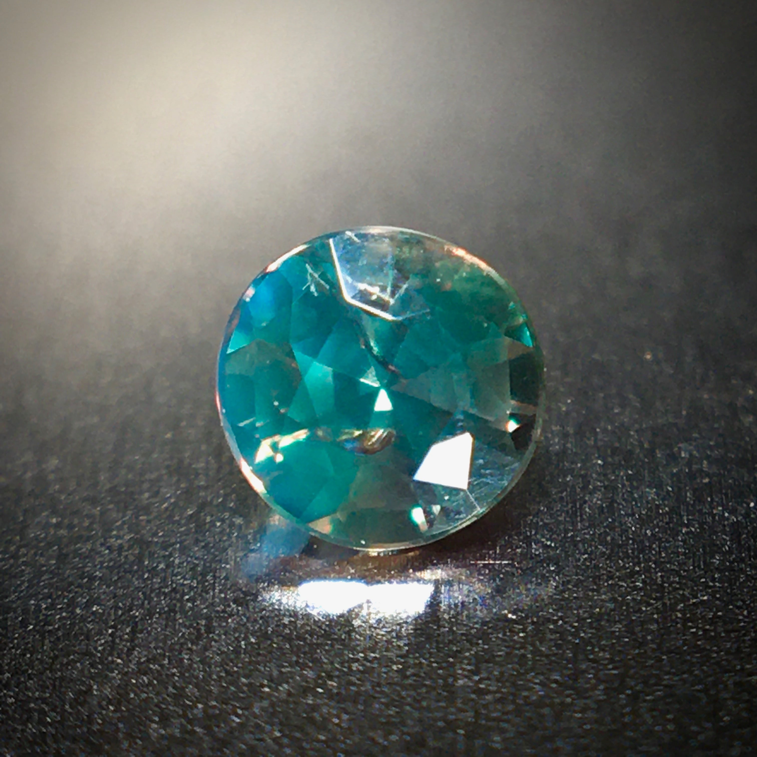 白玉　天然アレキサンドライト ドラマティックなカラーチェンジ 0.1ct 天然アレキサンドライト