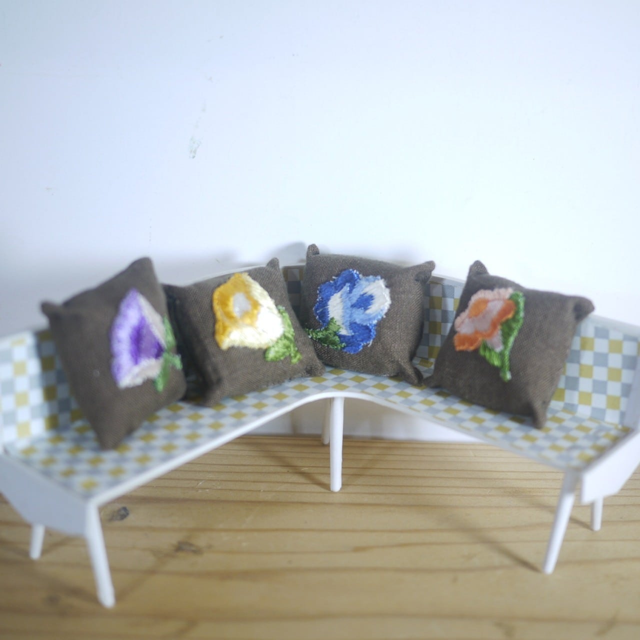 ミニチュアクッションこげ茶 ドールハウス 刺繍モチーフ