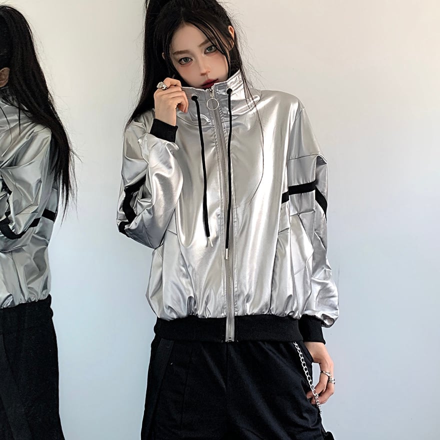 近未来のストリートを独占 銀世界を纏うサイドレースアップ・サイバーセットアップ|ライブ衣装