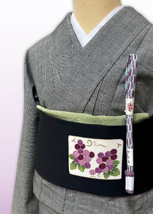 (袷)黒小格子文 はたおり娘結城紬 新品お仕立て・証紙付・しつけ糸付 LUKKO−056(リユース品)