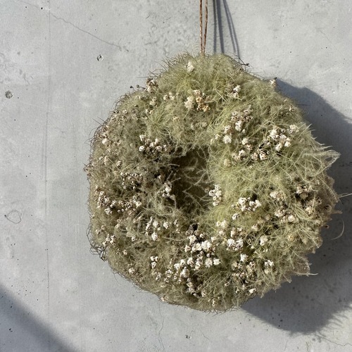 スモークツリーとかすみ草のリース