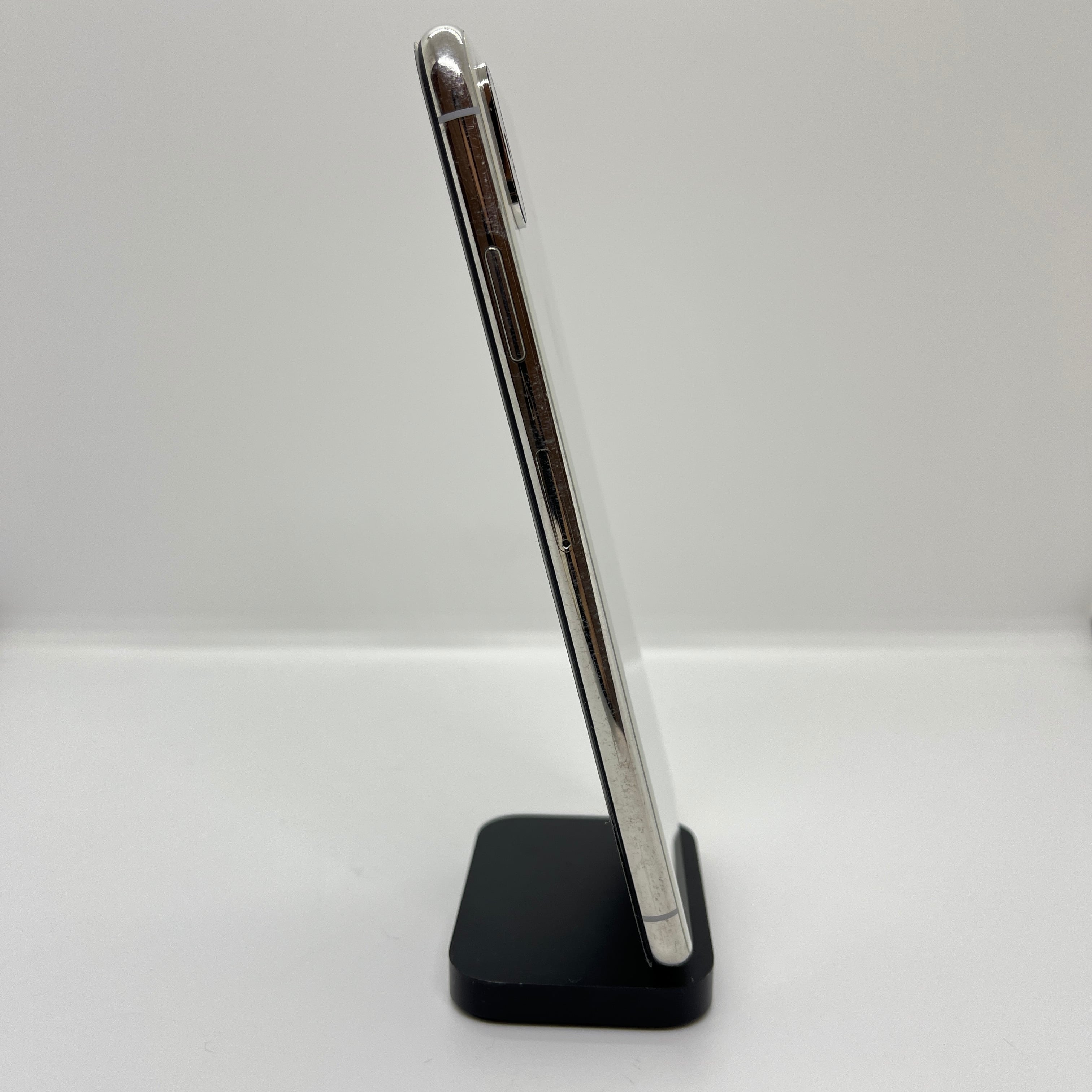 バッテリー/画面新品】iPhoneXsMax 64GB シルバー【SIMロック解除済み