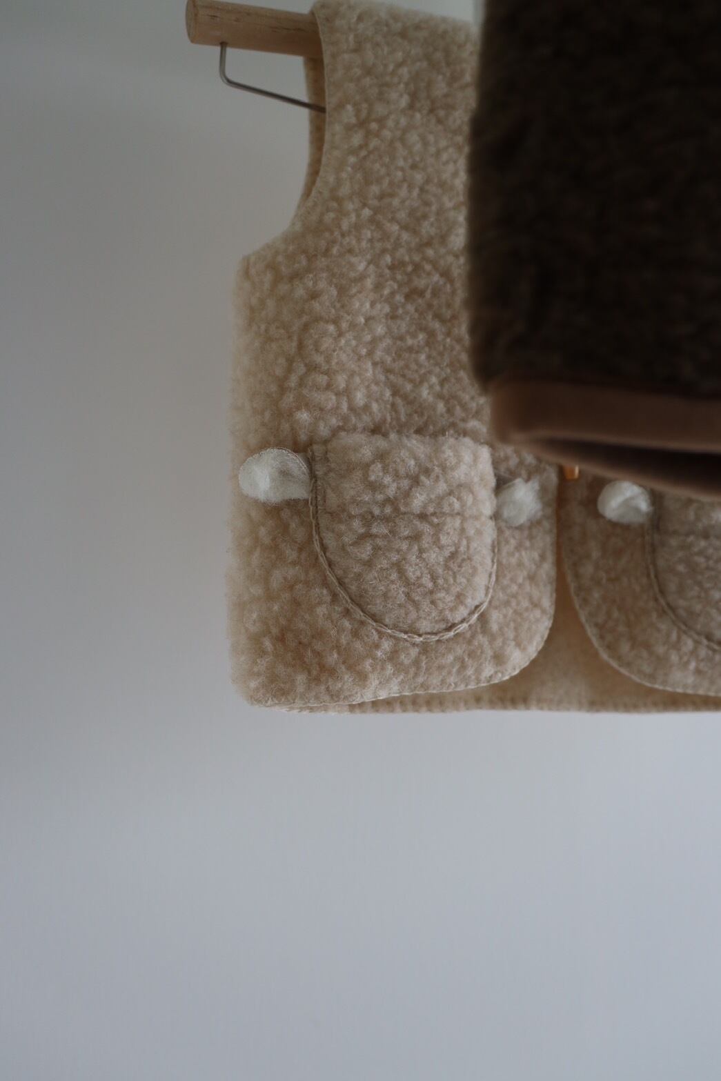 COLD BREAKER (ALWERO) / Alpi Stiching Vest / Beige | HAKONIWA