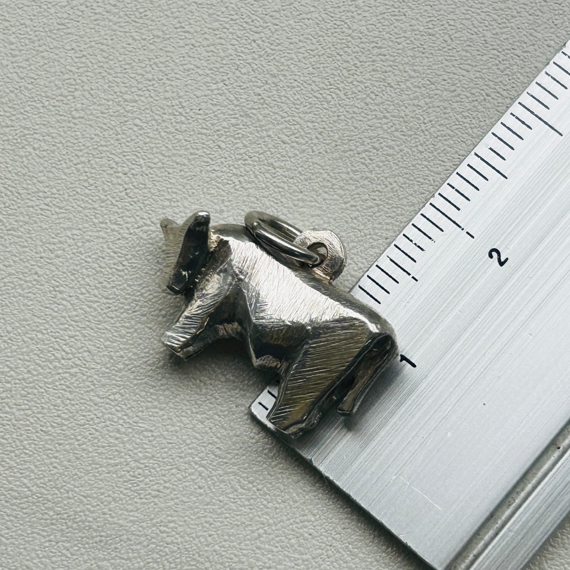 1979 Rey Urban シルバー925 Cow チャーム | Milo Antiques & Vintage
