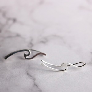 うねりラインイヤーカフ