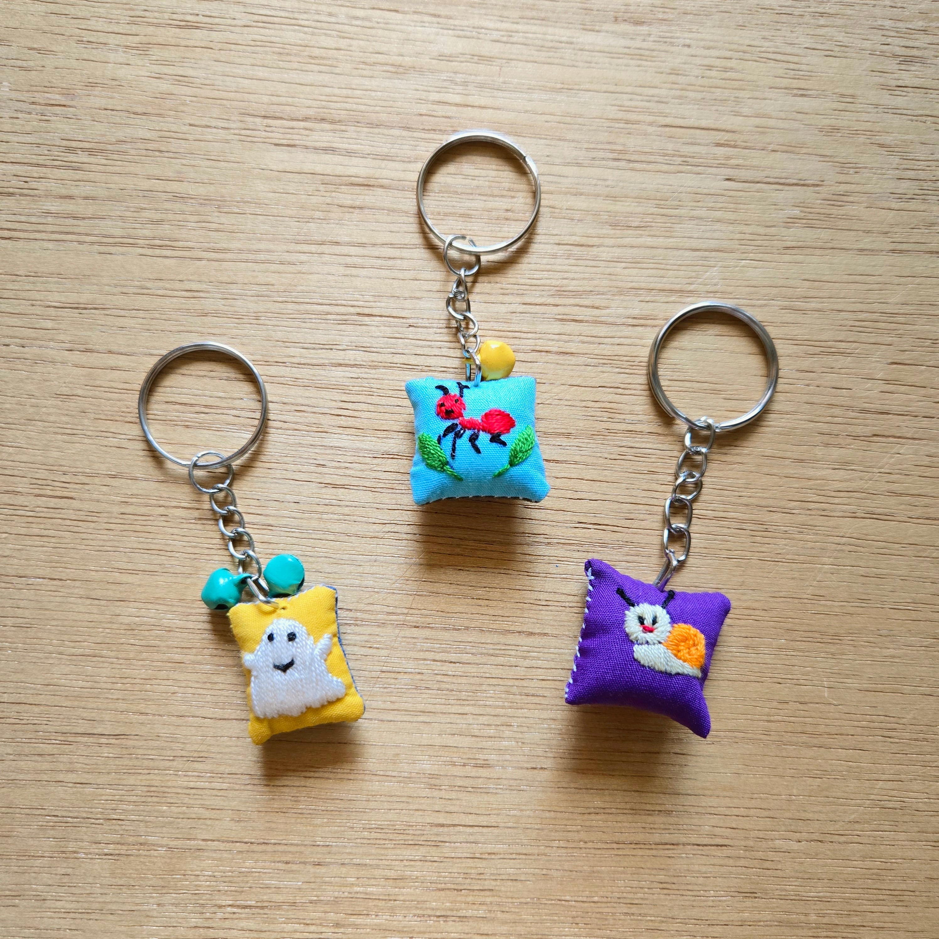 ラオス ゆる手刺繍キーホルダー | gururi