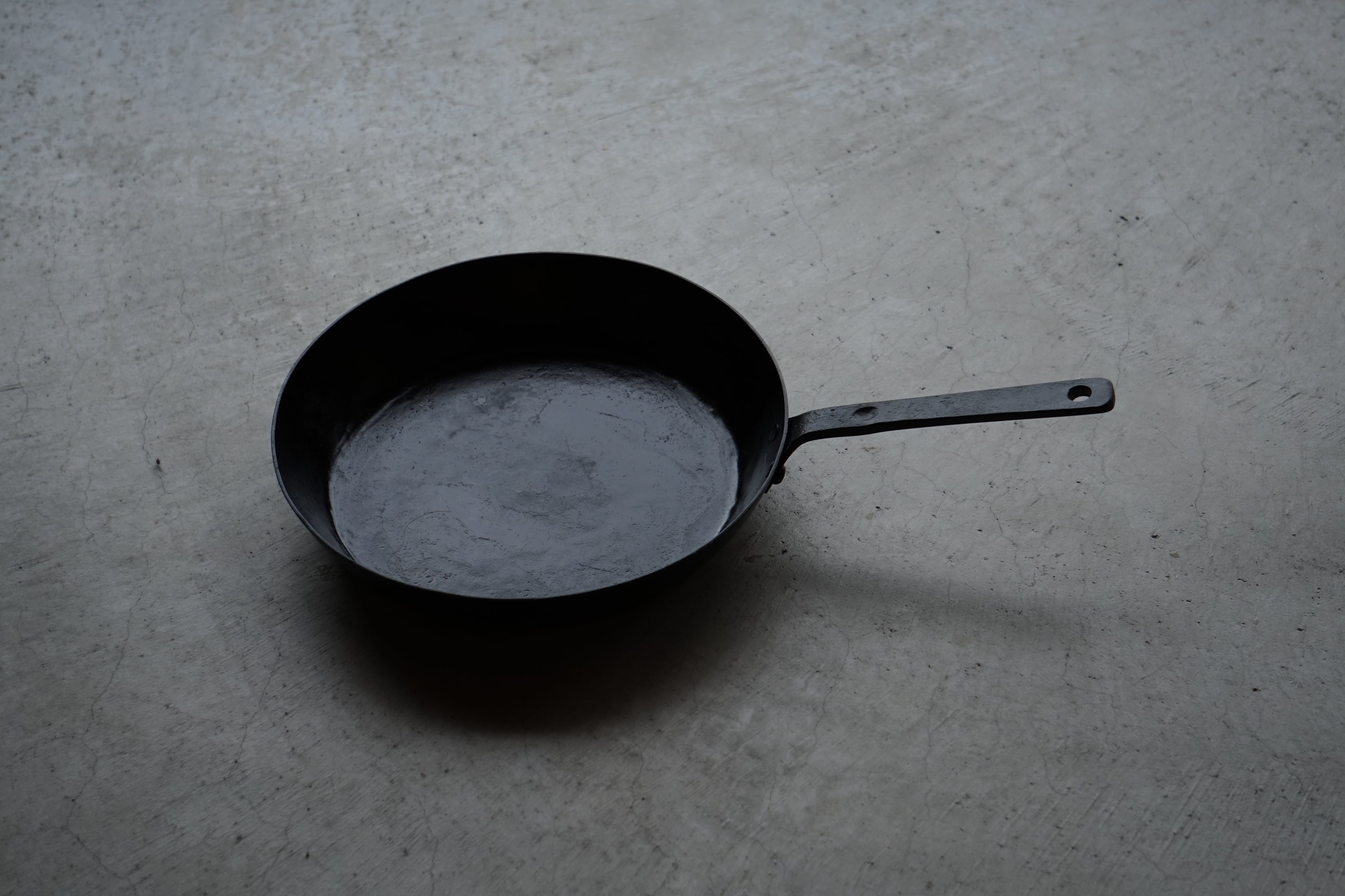 鉄鍛冶手打ちフライパン ちょっと深めの鉄フライパン〔26cm〕 | 野鍛冶やまご