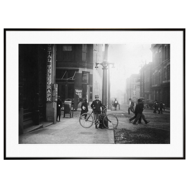 人物写真 1910年アメリカ テネシー州ナッシュビル 電報配達員の少年インテリアモノクロアートポスター額装 ヴィンテージ写真 AS2447