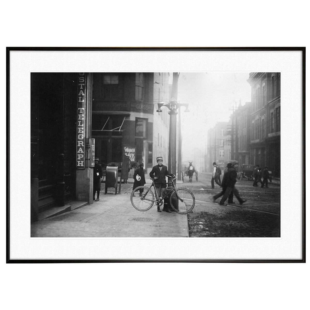 人物写真 1910年アメリカ テネシー州ナッシュビル 電報配達員の少年インテリアモノクロアートポスター額装 ヴィンテージ写真 AS2447