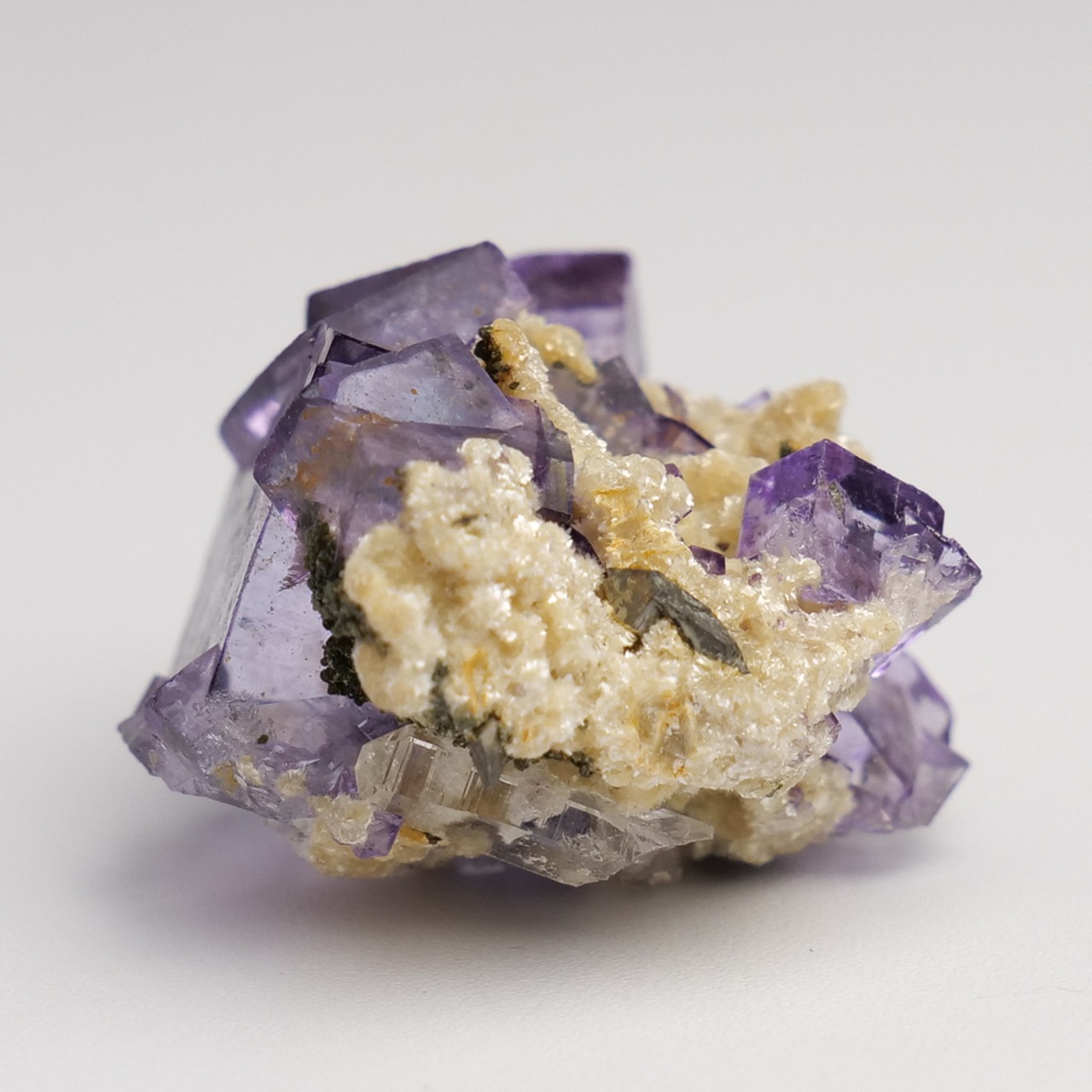 ヤオガンシャン産 フローライト 共生 / 原石 標本【C_1】