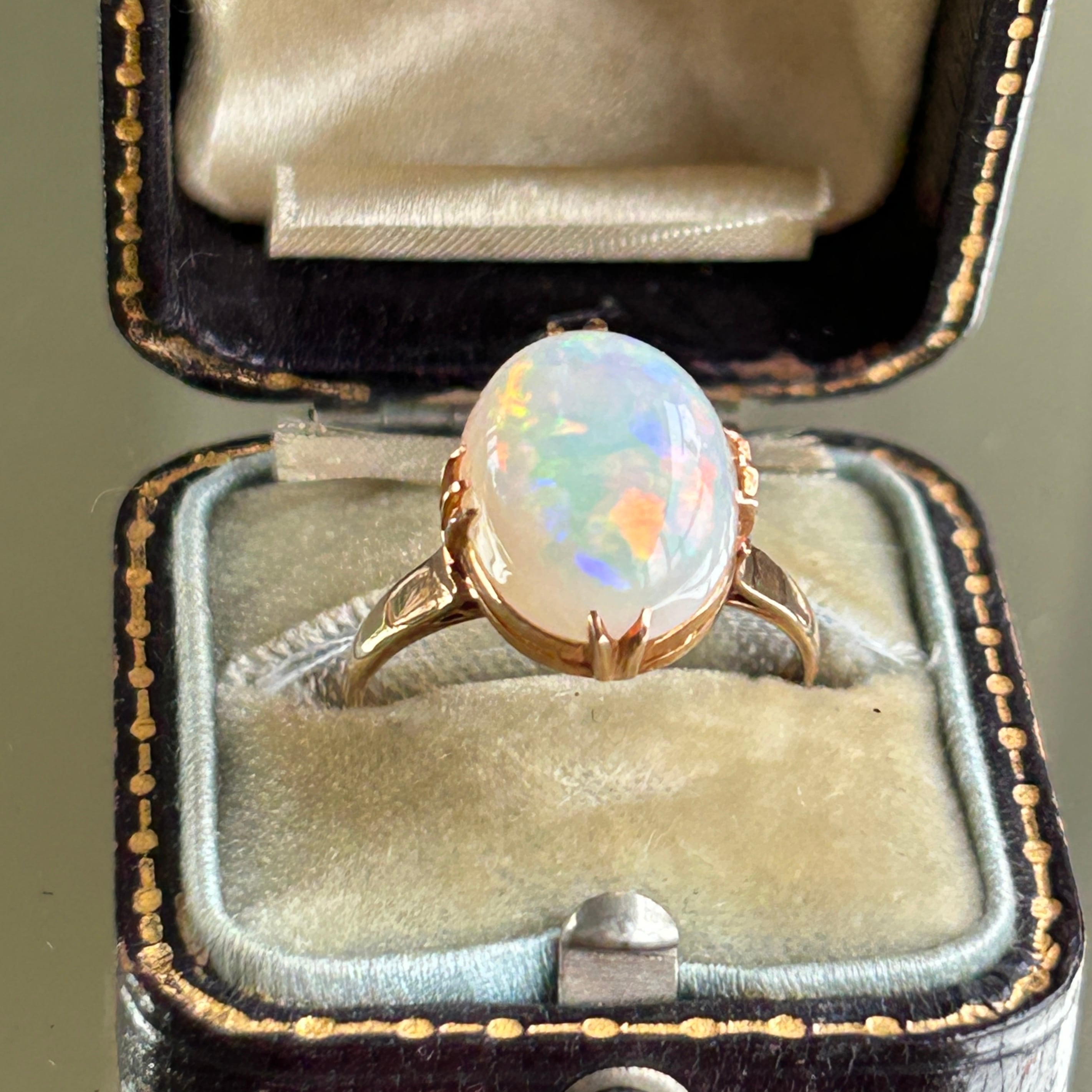 ヴィンテージ　K18　千本すかし端正なホワイトオパールのリング