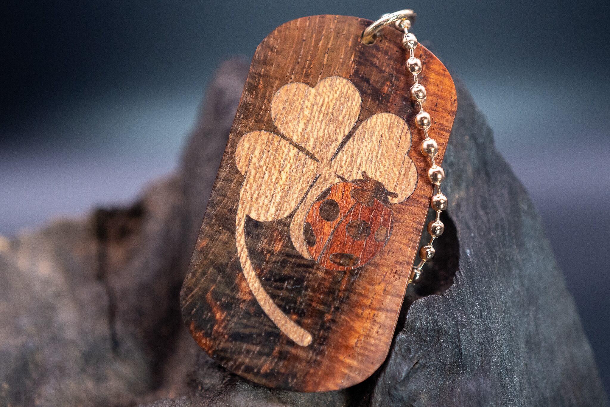 【21世紀最高峰の材】サイアミーズローズウッド マイクロカーリー ドッグタグ 象嵌 幸運を運ぶナナホシテントウ