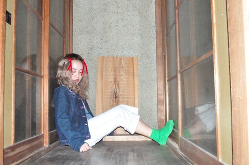 DoReMi Unique Series – navy-stitched white pants