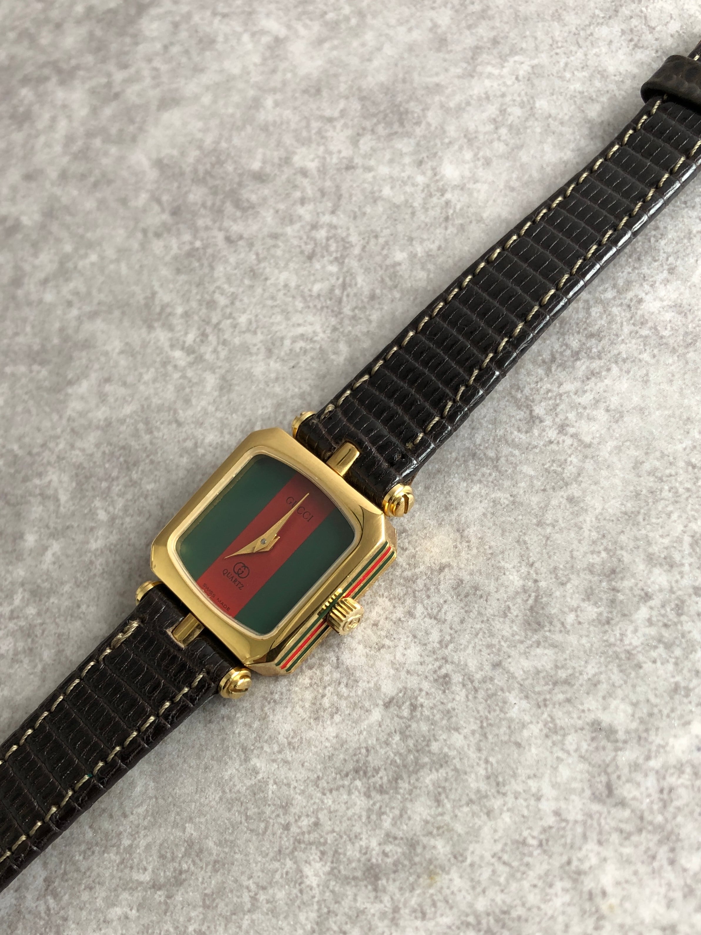 GUCCI グッチ シェリーライン 腕時計 ゴールド×ブラック スクエア