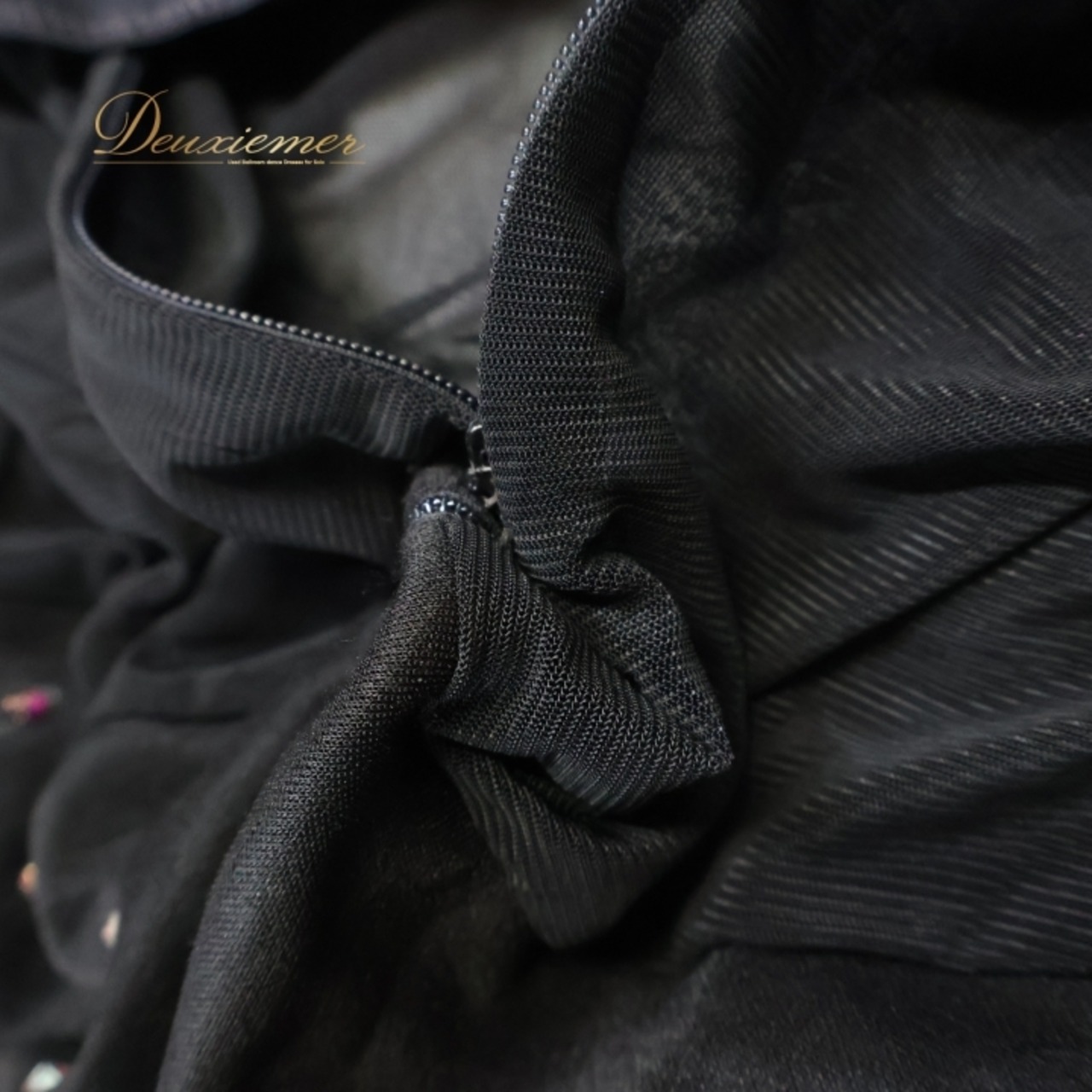 ベリーダンス 衣装 ワンピース ドレス ブラック系 レッスン 練習 黒 花柄 刺繍 メッシュ 上品 華やか ノースリーブ スリット ラインストーン キラキラ ダンス衣装 袖なし かわいい フラワー 透け感 セクシー