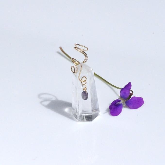 【一点物】✦⋆.すみれの花咲く頃⋆.アイオライトティアドロップシェイプイヤーカフ⋆.·サージカルステンレス⋆.·✦