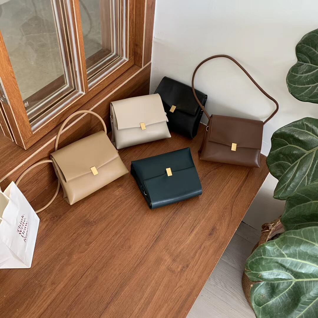 フラップショルダーバッグ