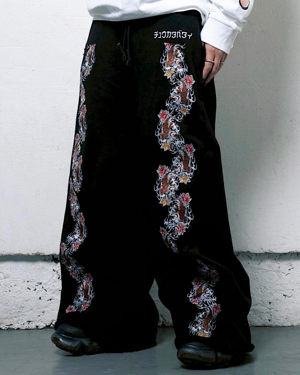 Tigar line sweat pants/Black | チュウカタベタイ