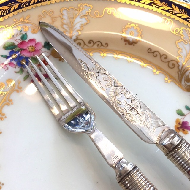 エングレイビングが美しい、白蝶貝とシルバープレートのデザートナイフ&フォークセット