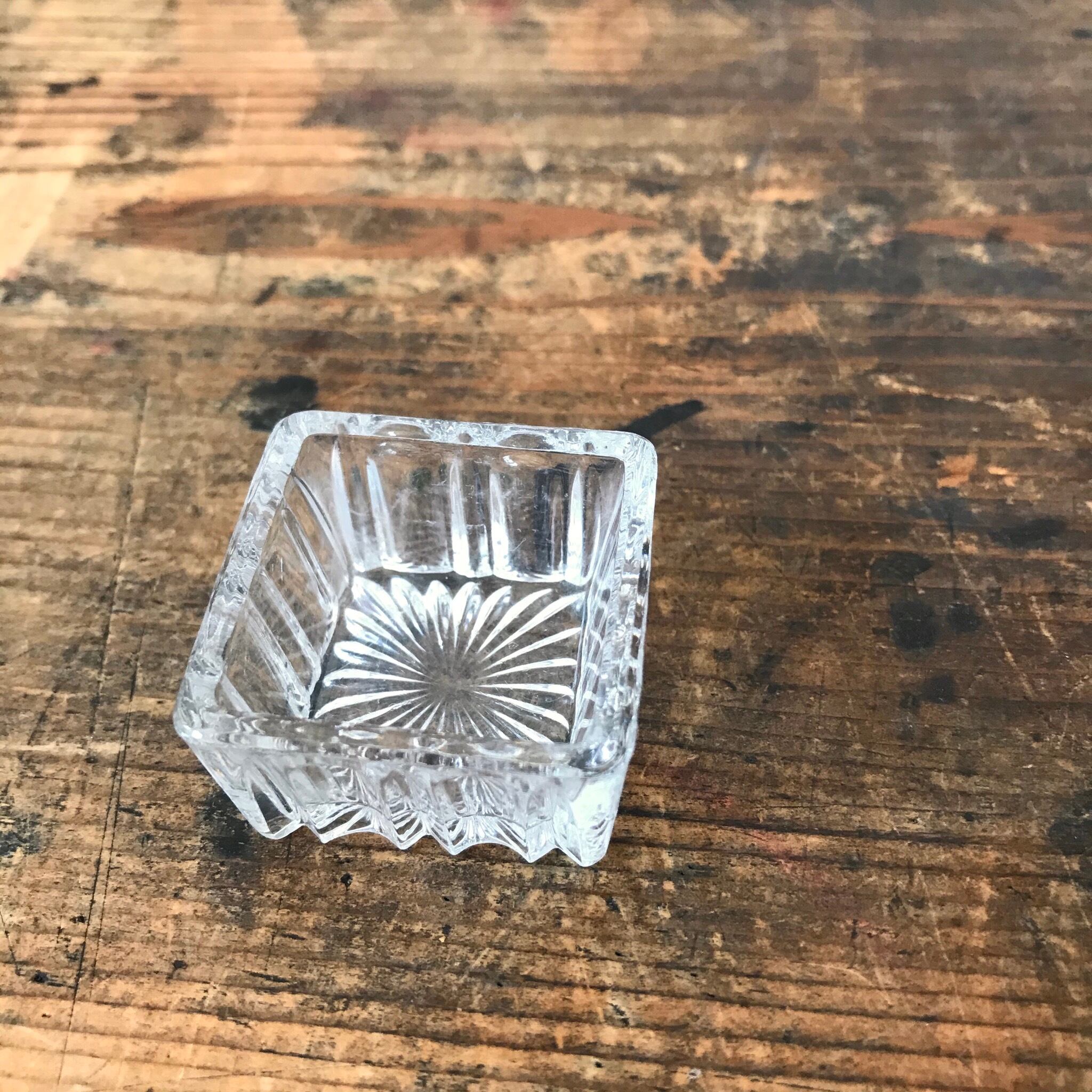 小さな四角いガラスの器