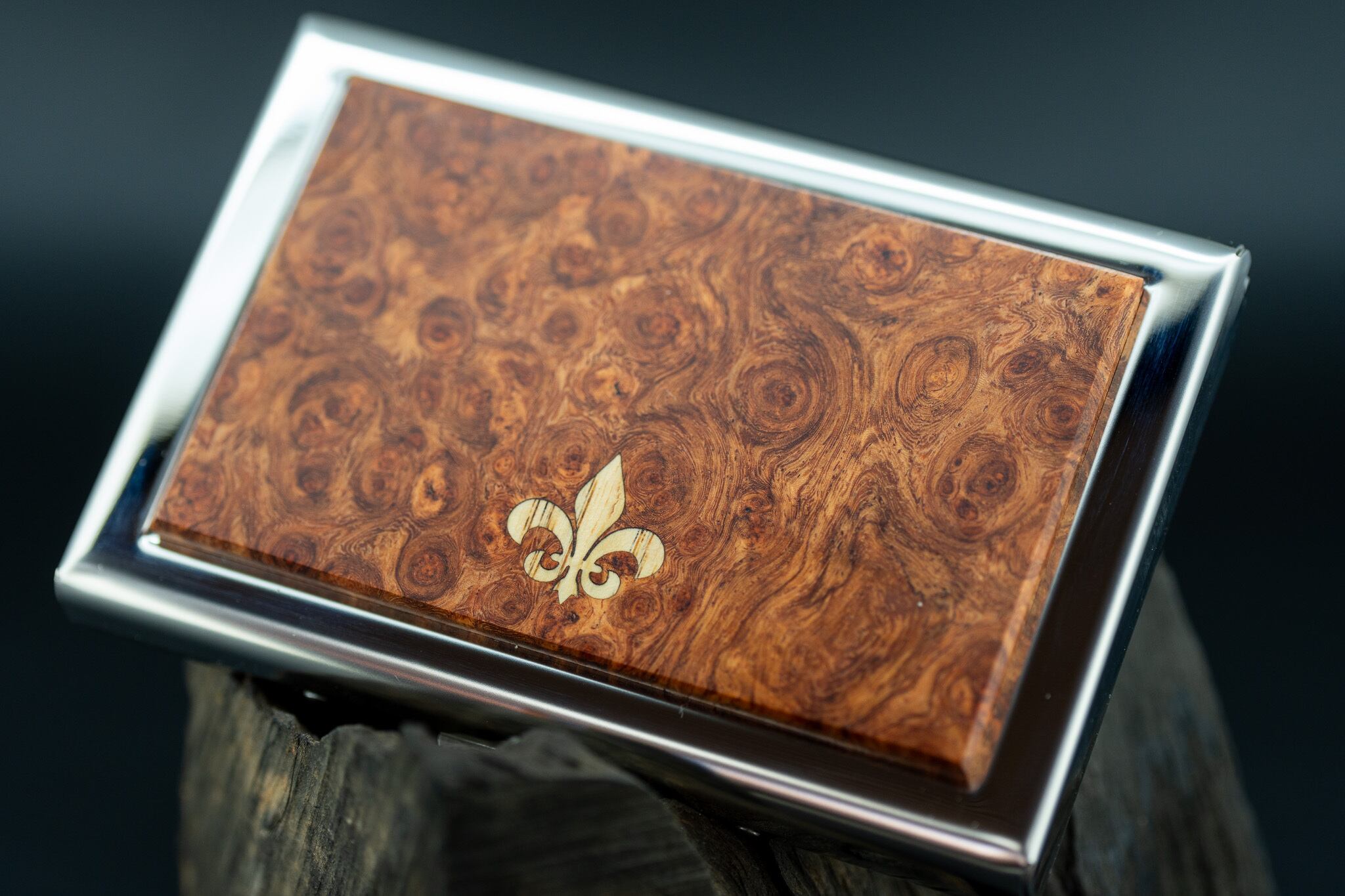 【朱色の銘木】 花梨瘤 カードケース silver フルールドリス 象嵌