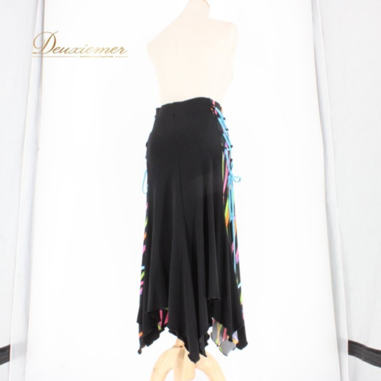 ダンス衣装 社交ダンス レディース レッスンウェア ブラック系 ピンク系 パープル系 ブルー系 グリーン系 イエロー系 オレンジ系 スカート レッスン ステージ衣装 フリンジ風 スカート丈 ミモレ丈風 練習着 ダンス発表会 華やか ブラック 黒 マルチカラー ウエストゴム フレア 切替デザイン 大きく広がる裾 動きやすい ポリエステル ダンスコーデ 社交ダンススカート ラテン モダン 競技 フィット感 伸縮 ストレッチ 柄ラインカラフル 裾広がり 裾フレア 衣装 女子 カラフル スリム見え 黒ベース