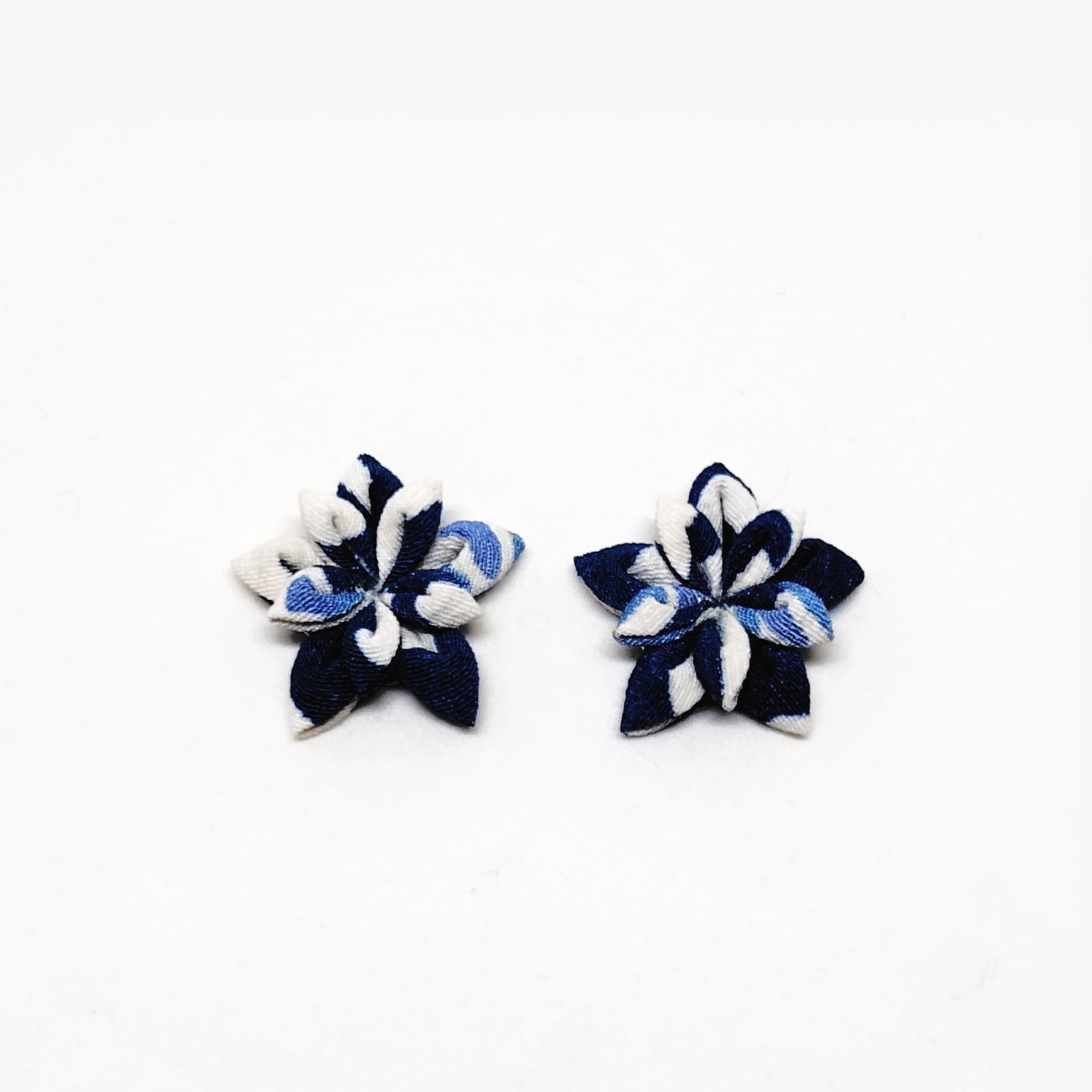 花影（かえい） 熨斗目色（のしめいろ） * つまみ細工 ピアス