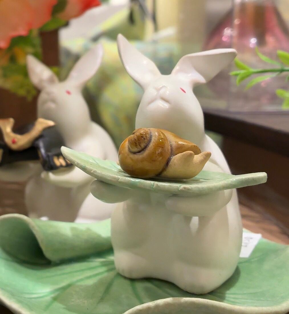 26夏】うさぎ(高さ7.5cm)紫陽花の葉にかたつむり | TSUNE;田中恒子の器