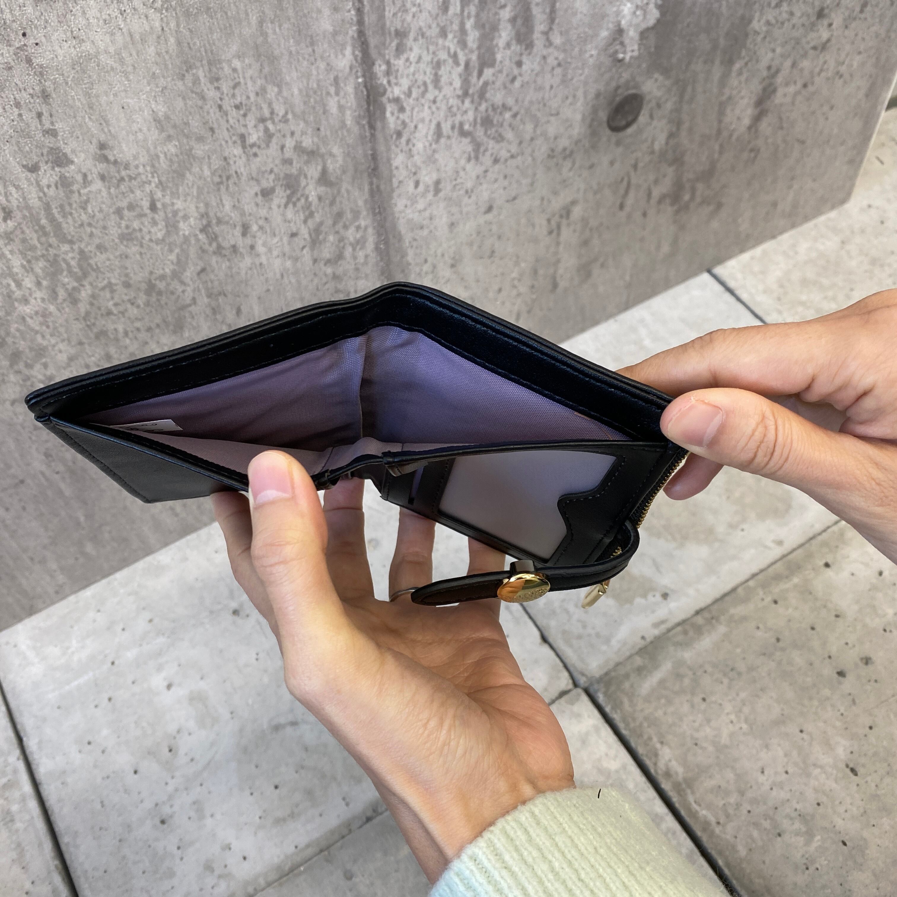 デザインボタン大人シンプル二つ折り財布 | BISOU(ビズ)