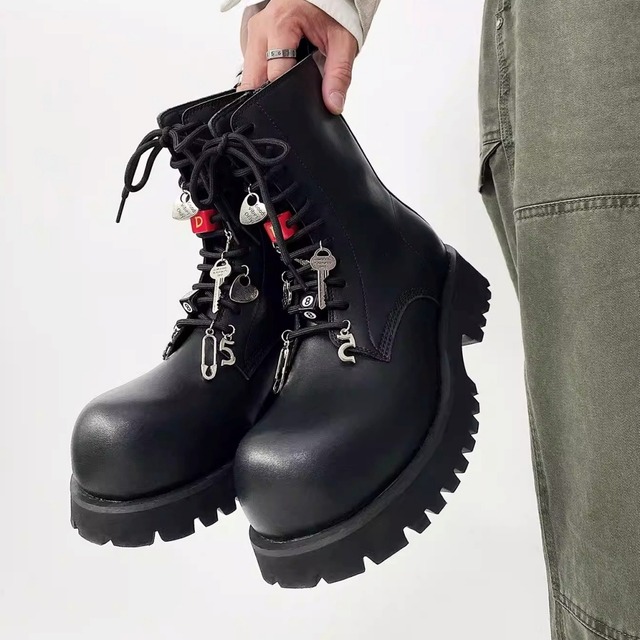 チャームカスタム ラウンドトゥ厚底ワークブーツ D12209