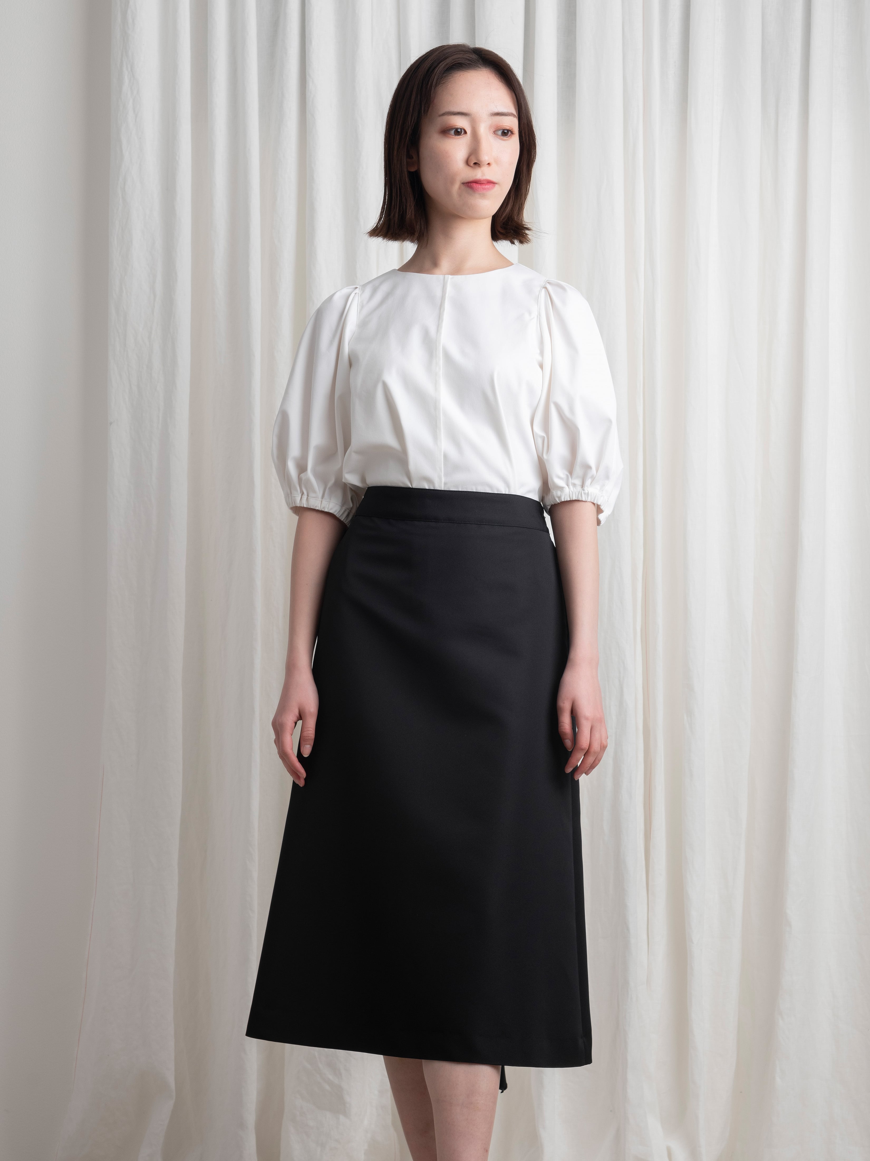 ドレスのように華やかなバックスタイルの《Aラインバッスルスカート