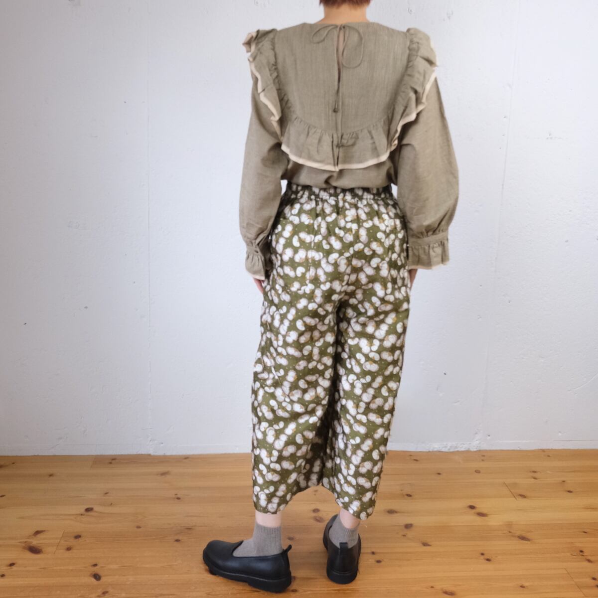 BUNON(ブノン) Embroidery Tuck Pants シルク 花柄プリント+刺繍