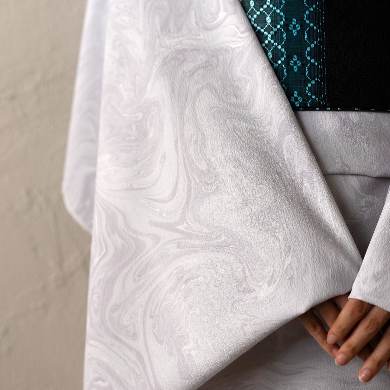 hannari〜淡紫鼠〜本墨流し柄〜洗えるきもの（シルジェリー）〜