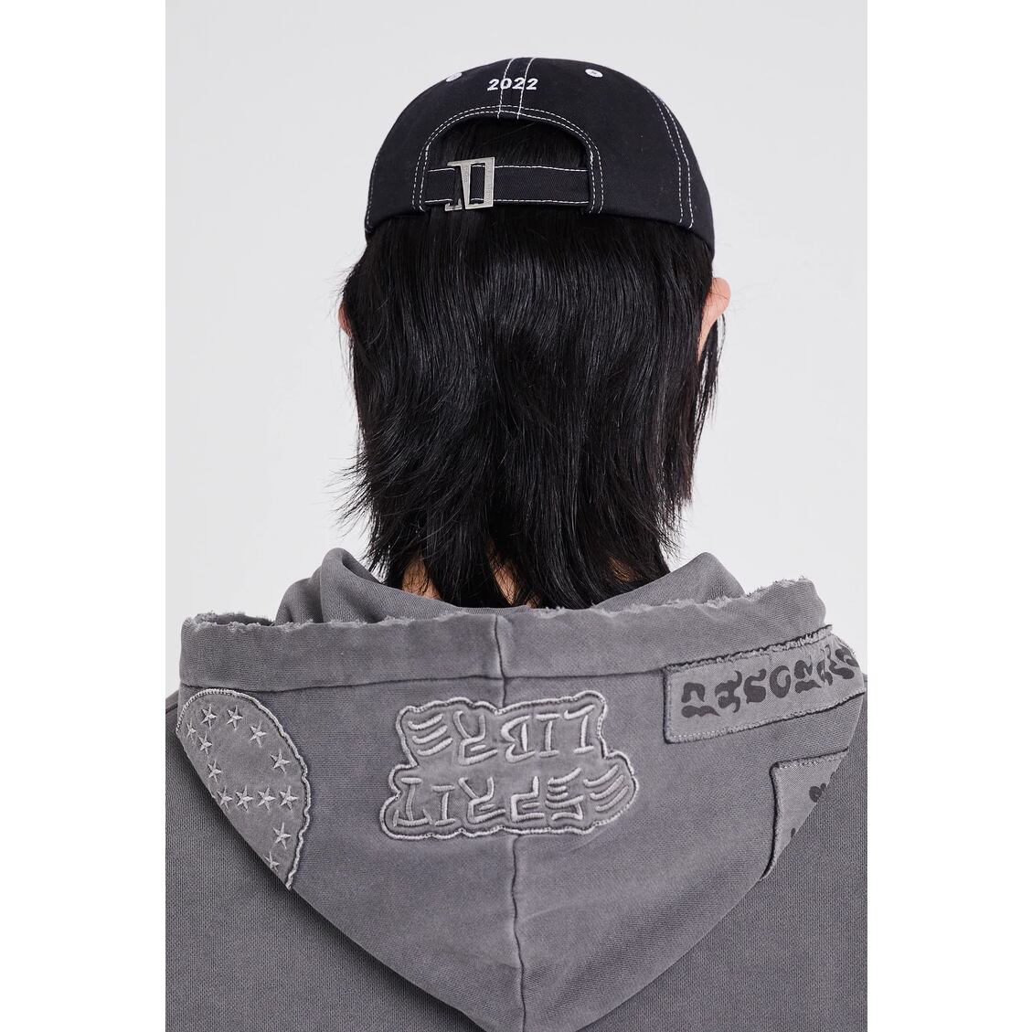 ETUDES EXTRA HOOD ZIPPED PATCH BLACK BLACK | AYIN