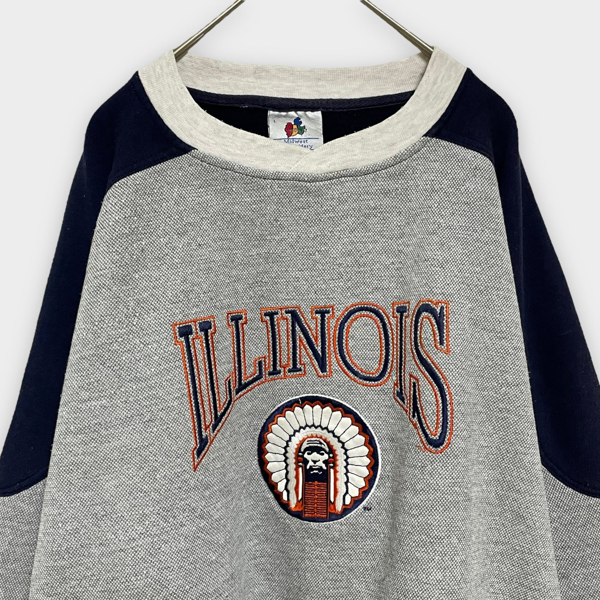 【Midwest Embroidery】カレッジ イリノイ大学 ILLINOIS 刺繍ロゴ インディアン スウェット トレーナー プルオーバー 切替  グレー US古着 | 古着屋手ぶらがbest powered by BASE