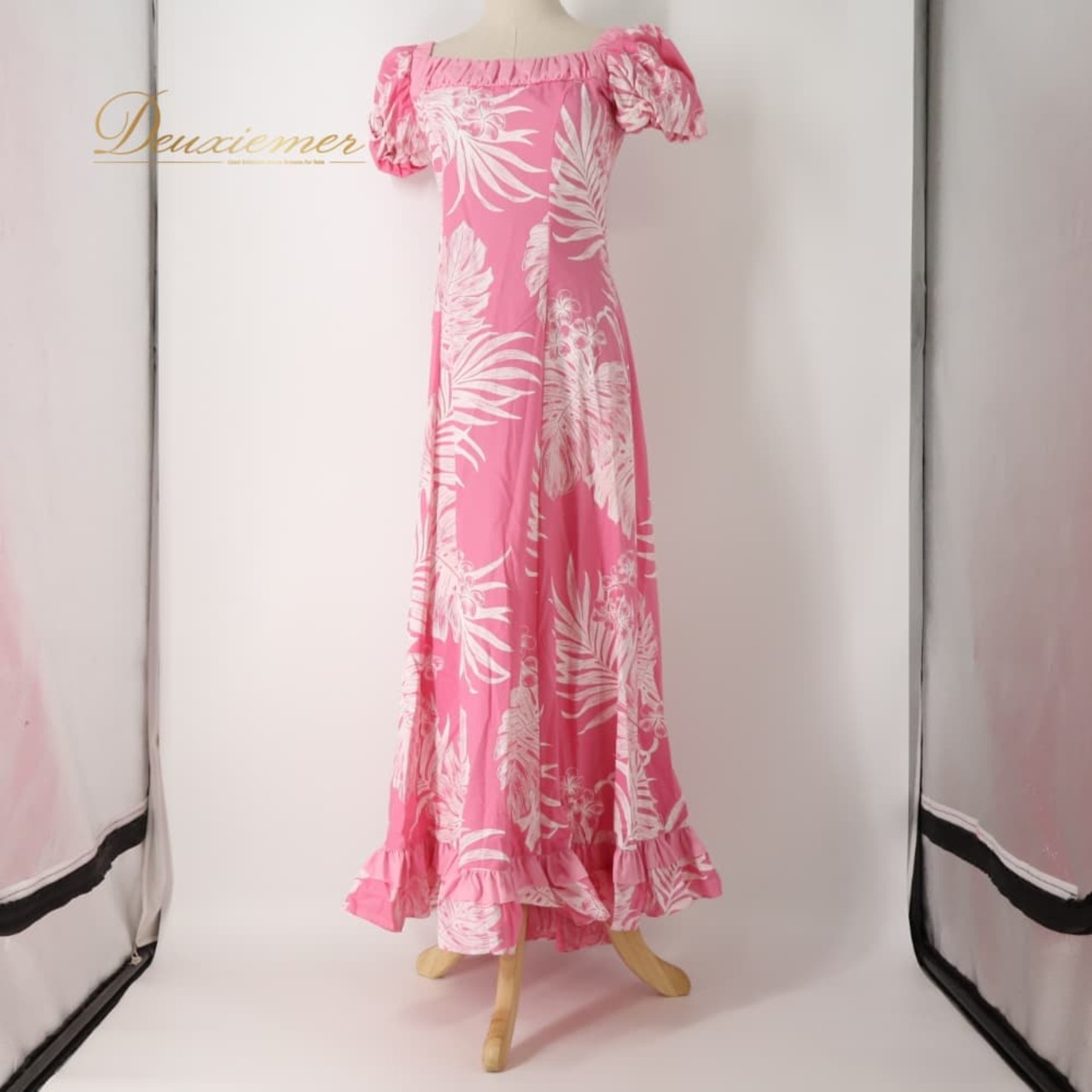 フラダンス 衣装 CC Fashions CCファッション ワンピース ドレス ピンク系 モンステラ柄 プルメリア柄 花柄 植物柄 ハワイアンプリント ハワイアン アロハ フラ ダンス レッスン 練習 ハワイアンダンス ホワイト系 フリル パフスリーブ フレアスカート 華やか かわいい おしゃれ