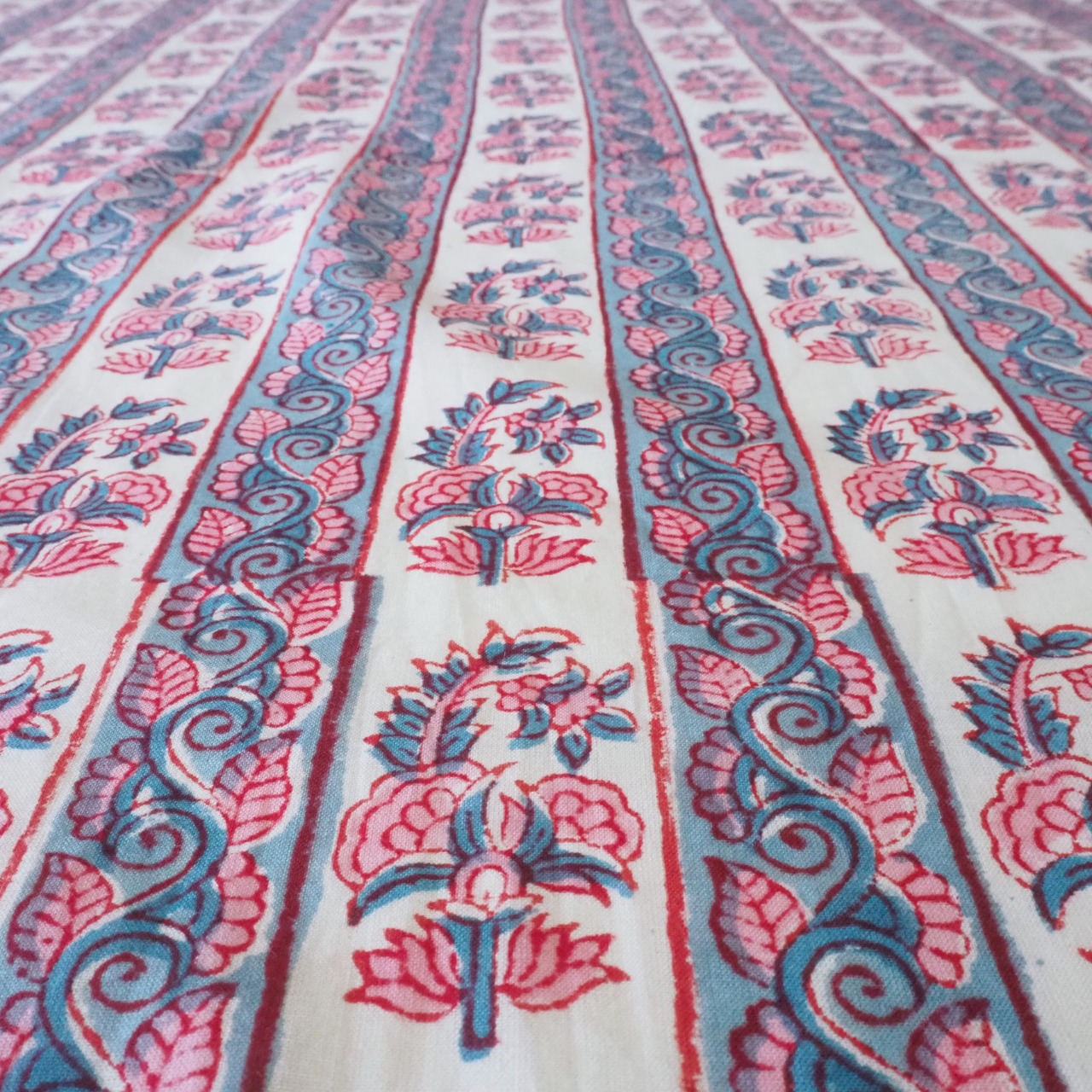 ブロックプリント生地【50cm単位】インド綿 ストライプ柄 白×ピンク×くすみブルー #31670-WT3