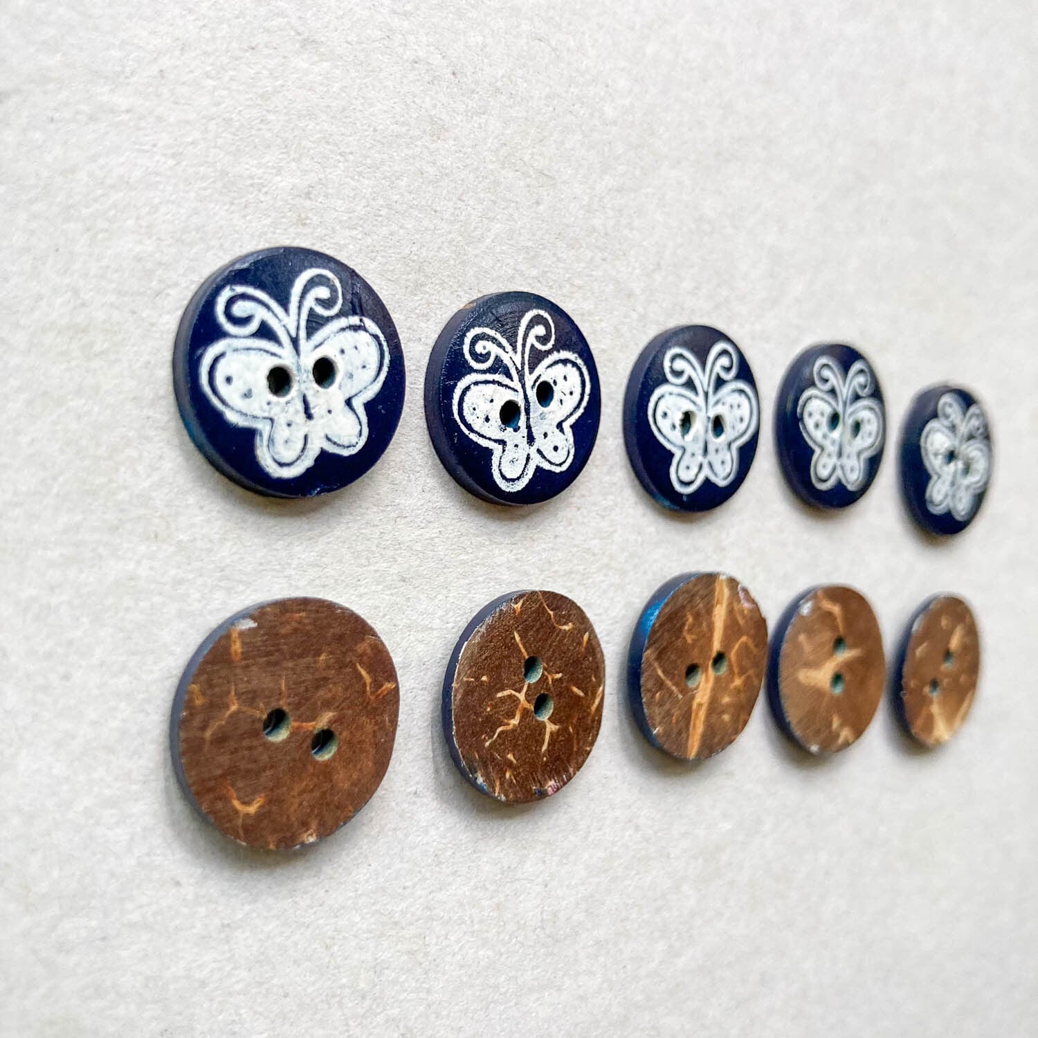 ココナツボタン 黒×ちょうちょ（16mm） | Dua-アクセサリーパーツショップ