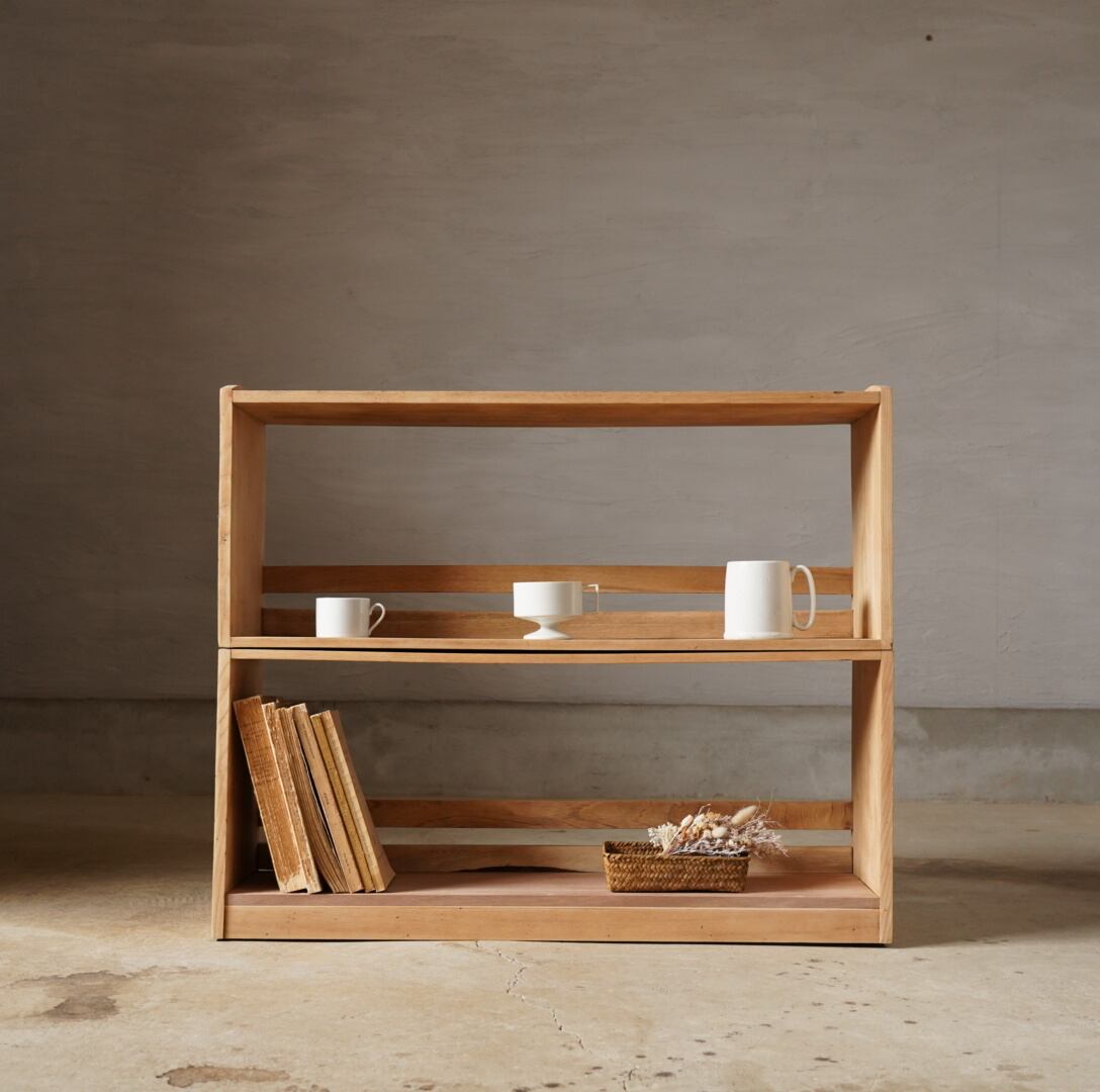 古い2段のブックシェルフ