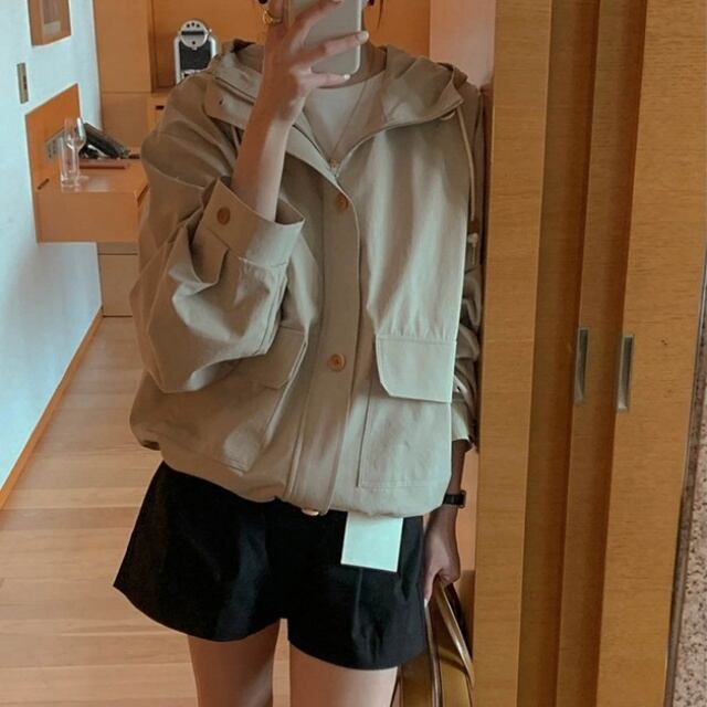 【予約販売】アウター ライトアウター ブルゾン レディース オフホワイト ベージュ ショート丈 アウトドア フード付き こなれ感 大人可愛い シンプル おしゃれ 韓国 旅行 トレンド フリー