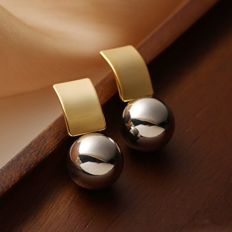 カーブとボールピアス E00400