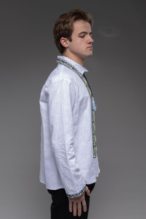 ウクライナ刺繍ヴィシヴァンカ　国章　クロスステッチ手刺繍　Lサイズ　メンズ